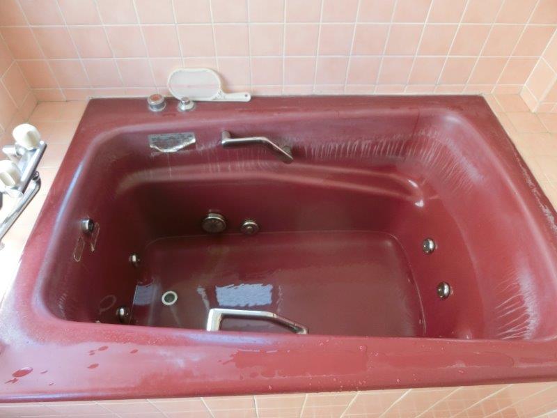 浴槽付着の白い水垢 石灰化のクリーニング 大田区 六郷 おそうじ本舗洗足池店